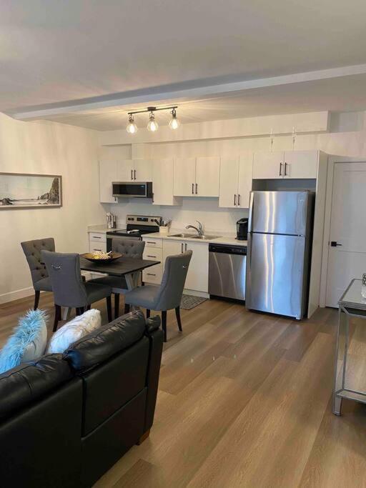 Adorable 1 Bedroom Suite- A Skip To Galloping Goose 維多利亞 外观 照片