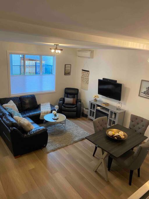 Adorable 1 Bedroom Suite- A Skip To Galloping Goose 維多利亞 外观 照片