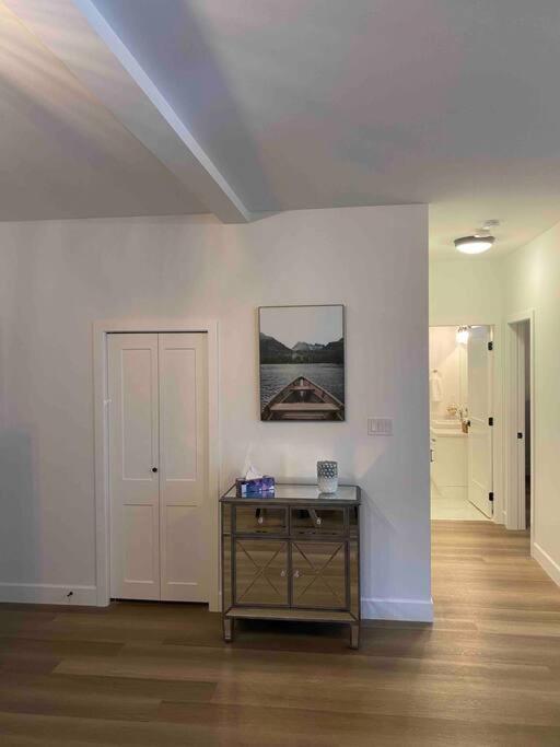 Adorable 1 Bedroom Suite- A Skip To Galloping Goose 維多利亞 外观 照片