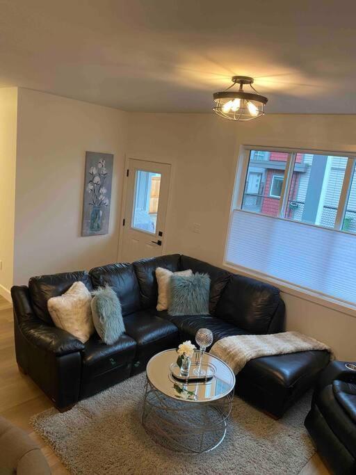 Adorable 1 Bedroom Suite- A Skip To Galloping Goose 維多利亞 外观 照片