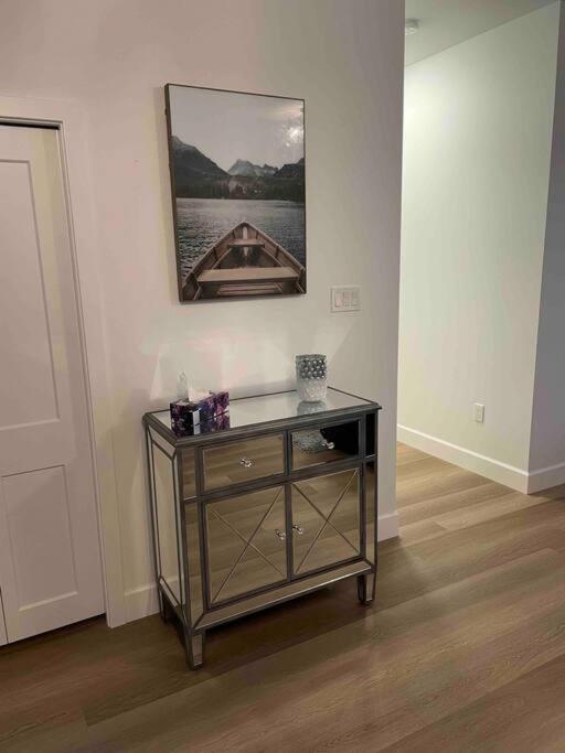 Adorable 1 Bedroom Suite- A Skip To Galloping Goose 維多利亞 外观 照片
