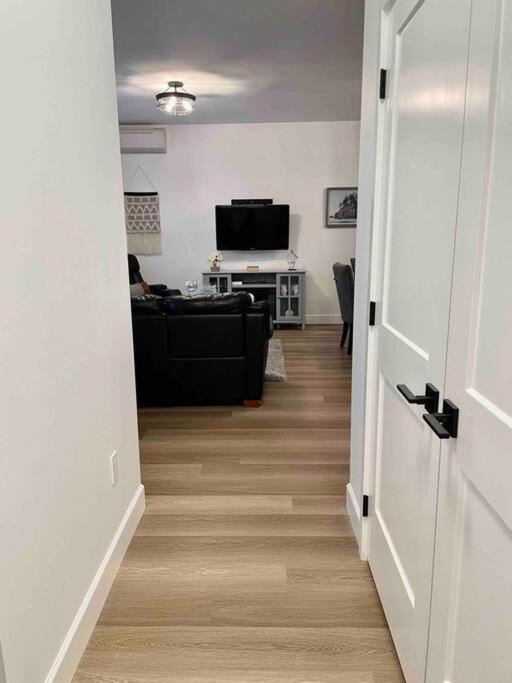 Adorable 1 Bedroom Suite- A Skip To Galloping Goose 維多利亞 外观 照片