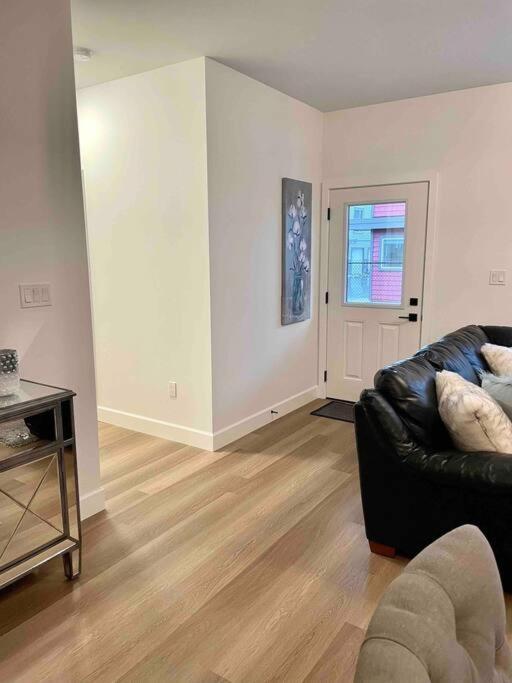 Adorable 1 Bedroom Suite- A Skip To Galloping Goose 維多利亞 外观 照片